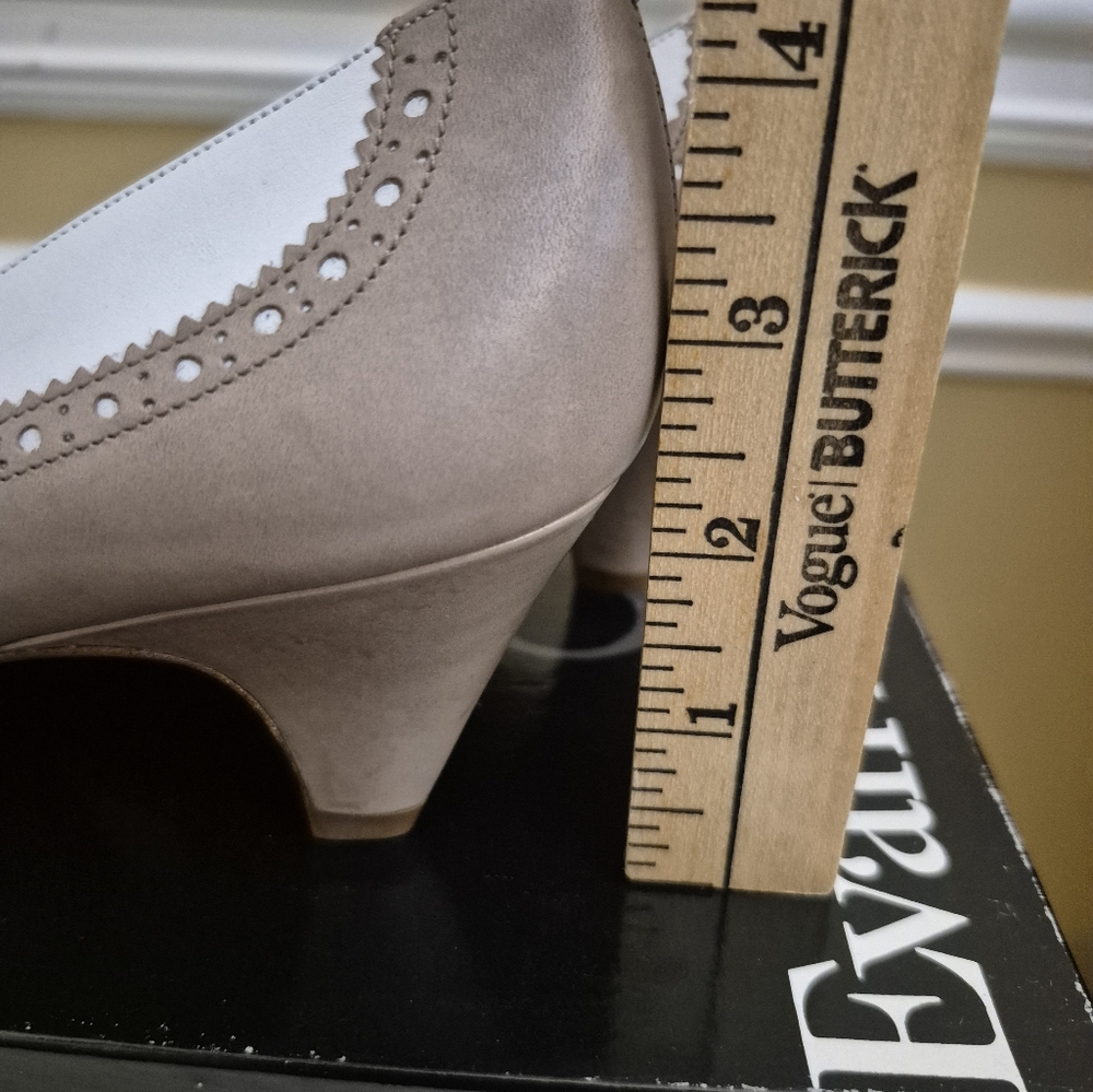 Evan Picone Two Tone Taupe And White Leather Pumps Size 8.5 - Picture 14 of 14